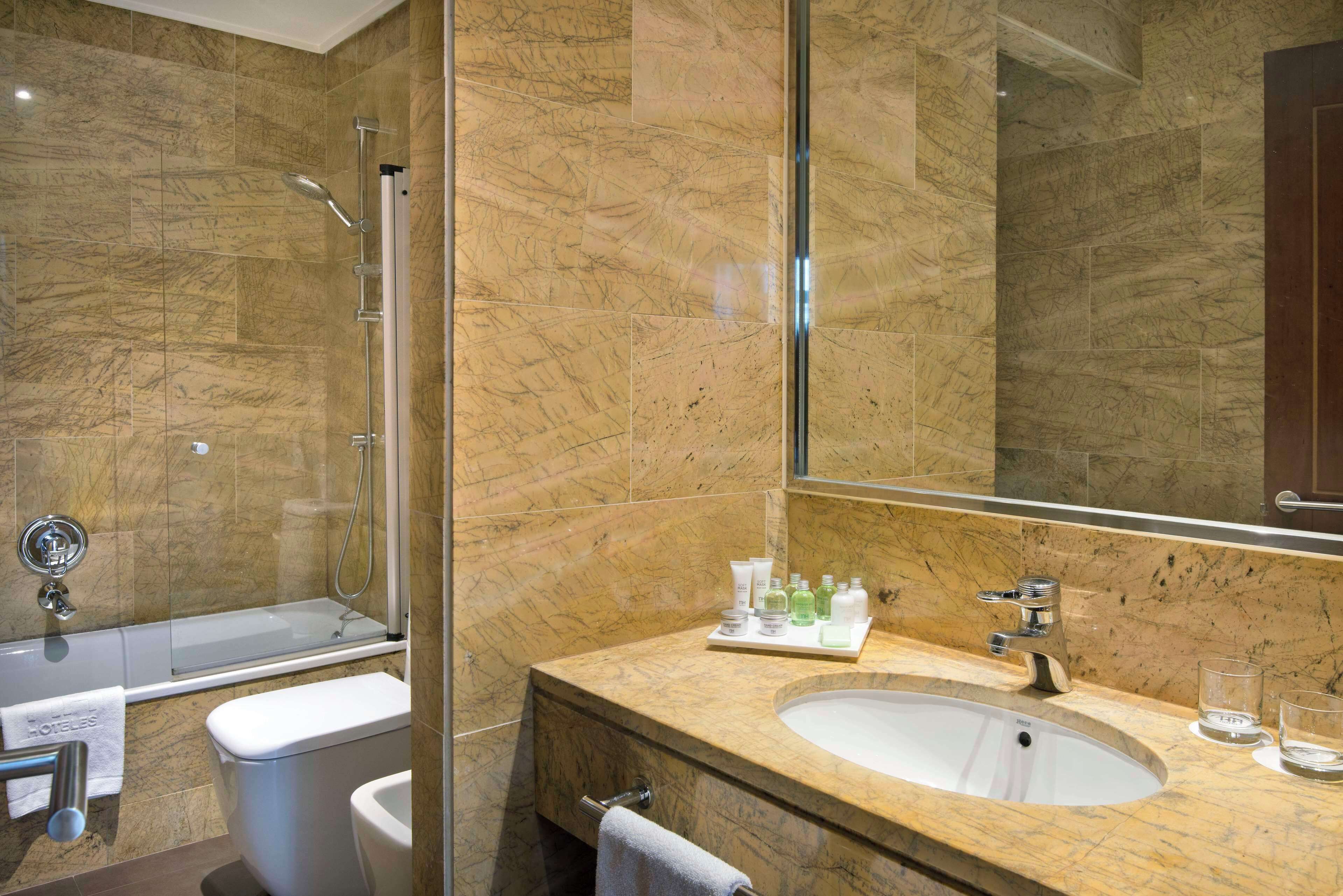 junior suite | bathroom | eco-friendly toiletries, hair dryer, towels