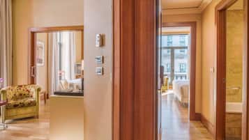 Familjerum för fyra | Minibar, värdeförvaringsskåp på rummet och skrivbord