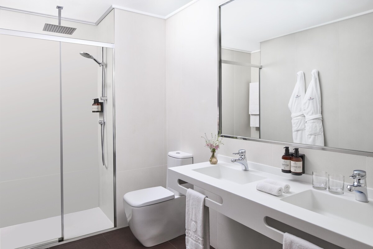 Bathroom | Eco-friendly toiletries, hair dryer, towels