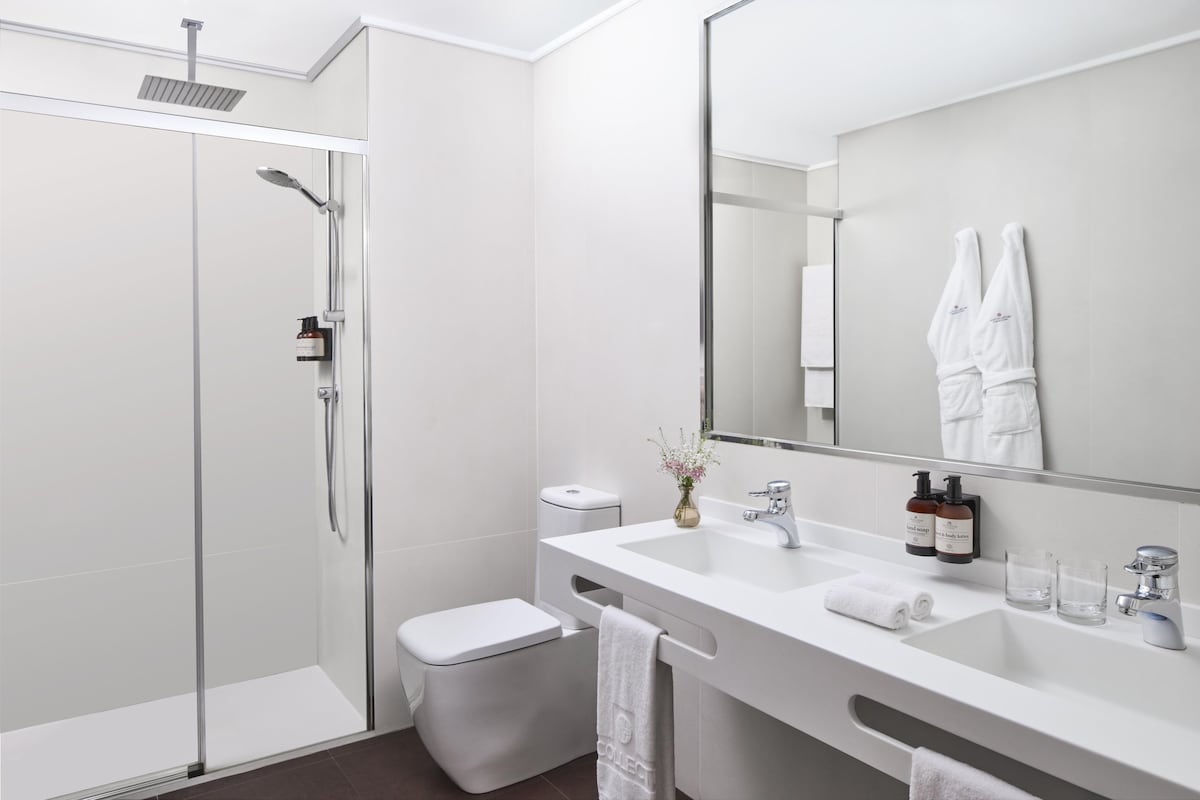 Bathroom | Eco-friendly toiletries, hair dryer, towels