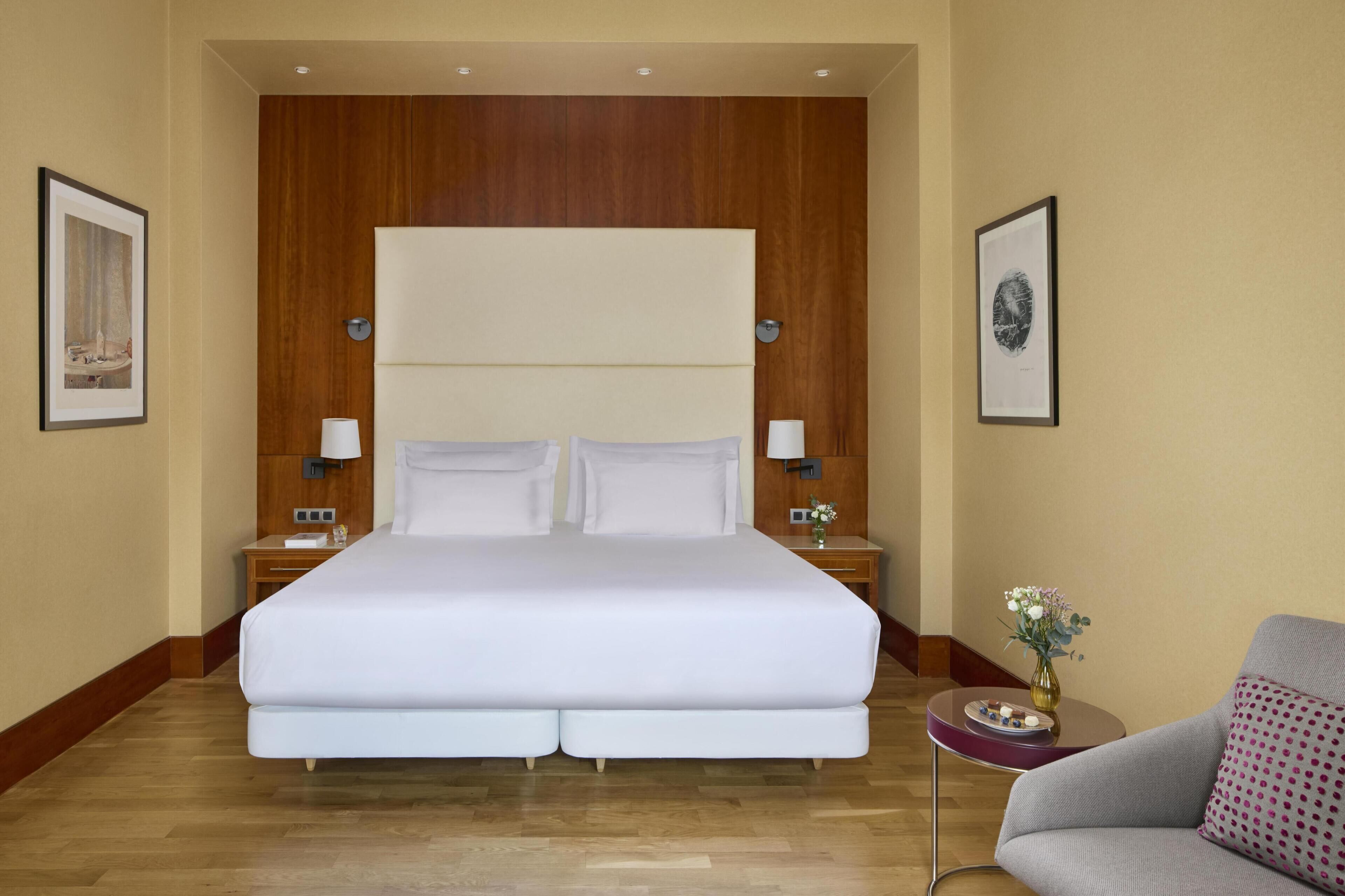 Junior Suite | Minibar, in-room safe, desk, blackout drapes