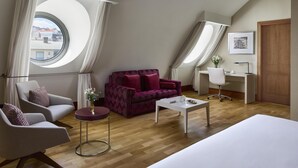 Junior suite | Een minibar, een kluis op de kamer, een bureau, verduisterende gordijnen