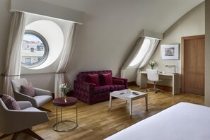 Suite junior | Minibar, caja fuerte, escritorio y cortinas opacas