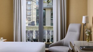 Een minibar, een kluis op de kamer, een bureau, verduisterende gordijnen