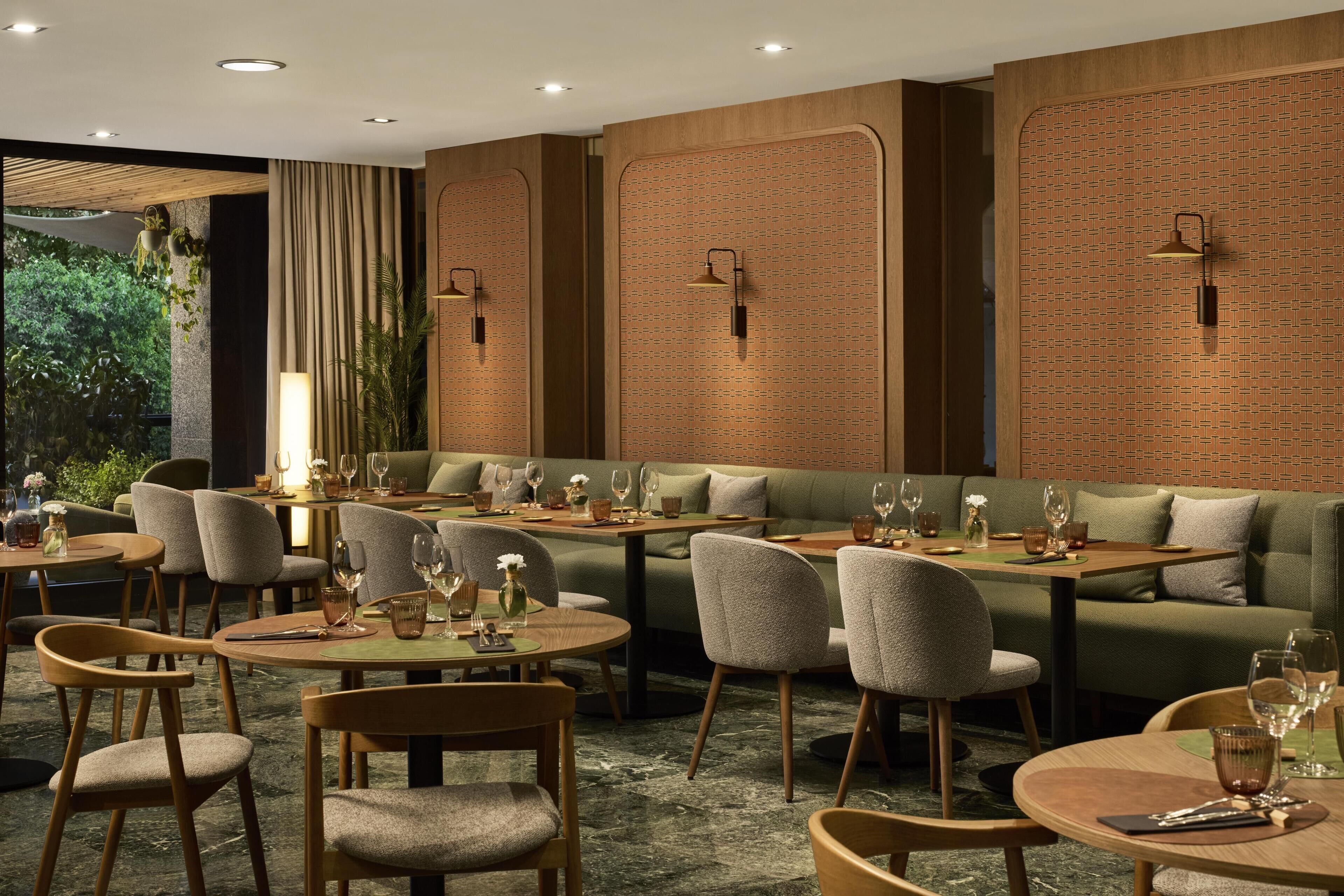 Serveert lunch, diner, Mediterrane gerechten, uitzicht op de tuin 