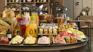 A breakfast buffet with various food items and beverages. - NH Madrid Ventas (Madrid)