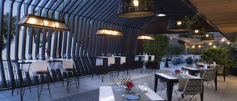 Se sirven comidas, cenas y cocina mediterránea con vista al jardín