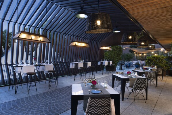 Se sirven almuerzos, cenas y cocina mediterránea (con vistas al jardín) 