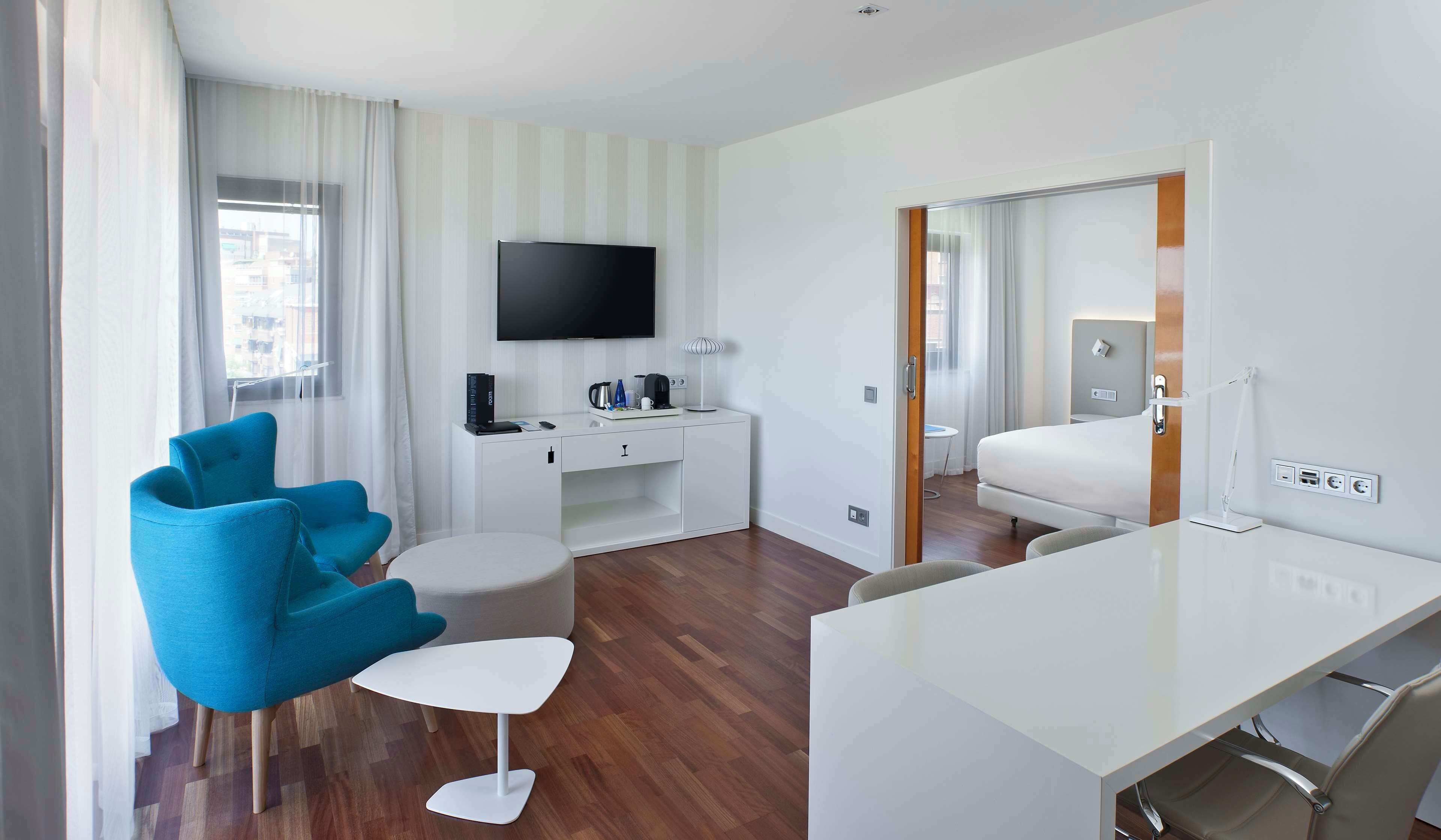 hypo-allergenic bedding, minibar, in-room safe, desk