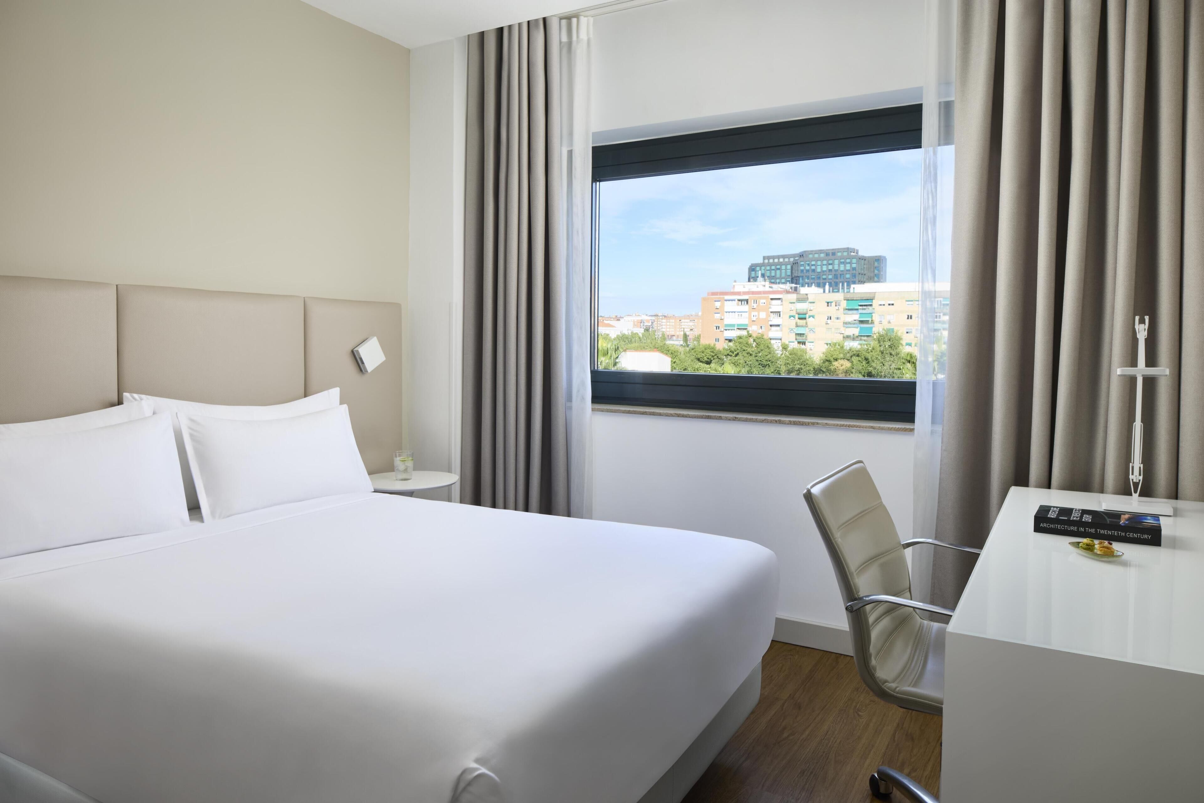 Hypoallergeen beddengoed, een minibar, een kluis op de kamer, een bureau