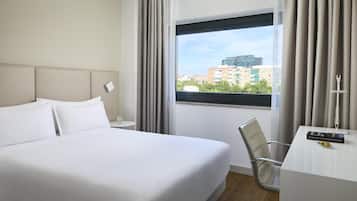 Ropa de cama hipoalergénica, minibar, caja fuerte y escritorio