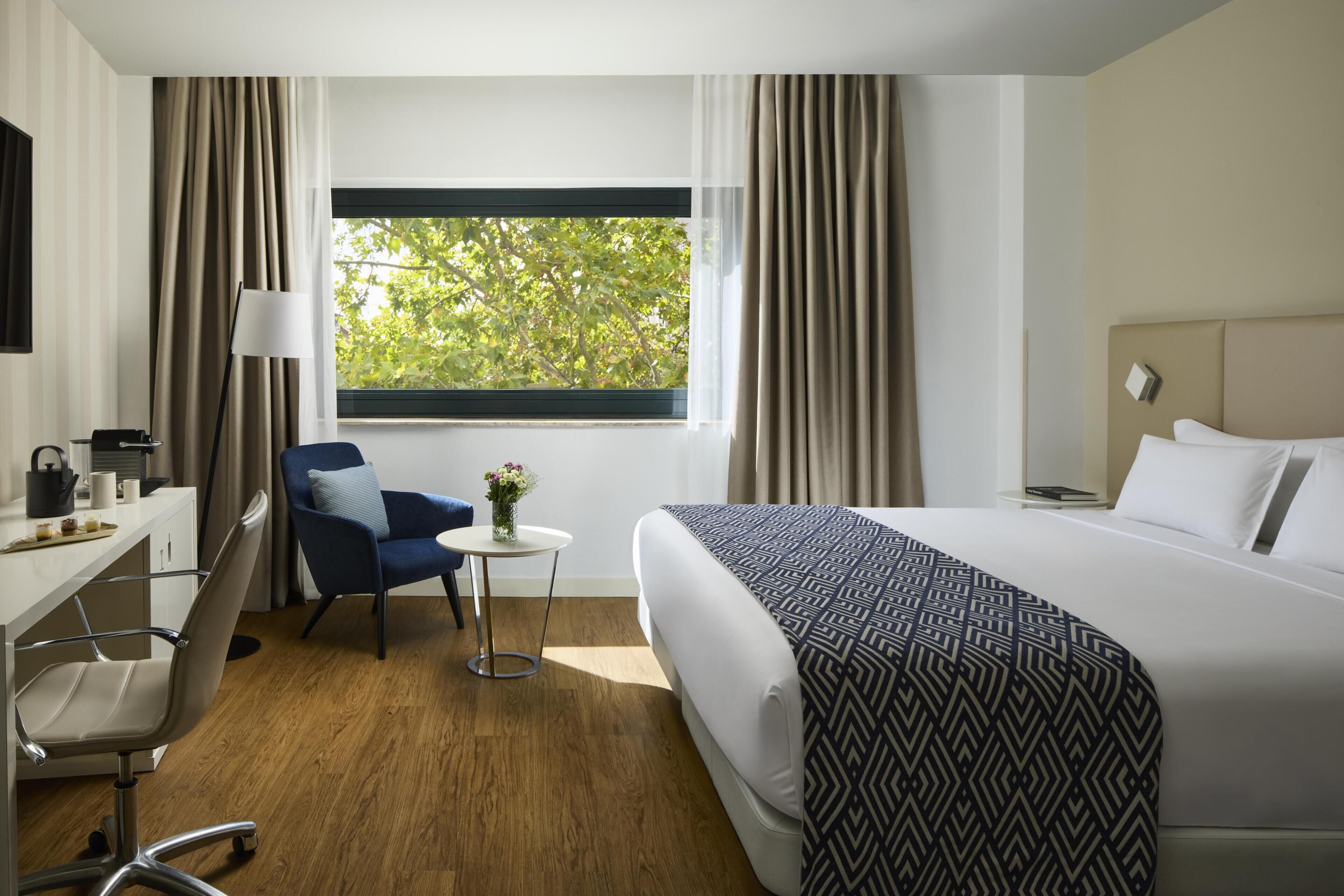 Hypo-allergenic bedding, minibar, in-room safe, desk