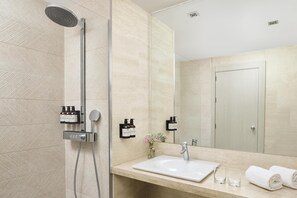 Eco-friendly toiletries, hair dryer, bidet, towels