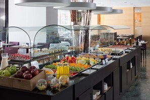 Se ofrece un desayuno bufé todos los días (por un coste adicional)