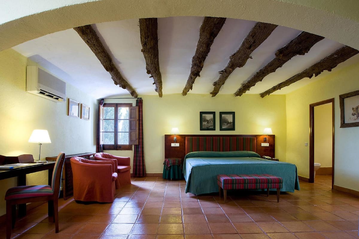 standard double or twin room | minibar, desk, iron/ironing board, free wifi