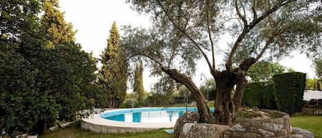 Una piscina al aire libre de temporada