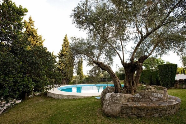 Una piscina al aire libre de temporada