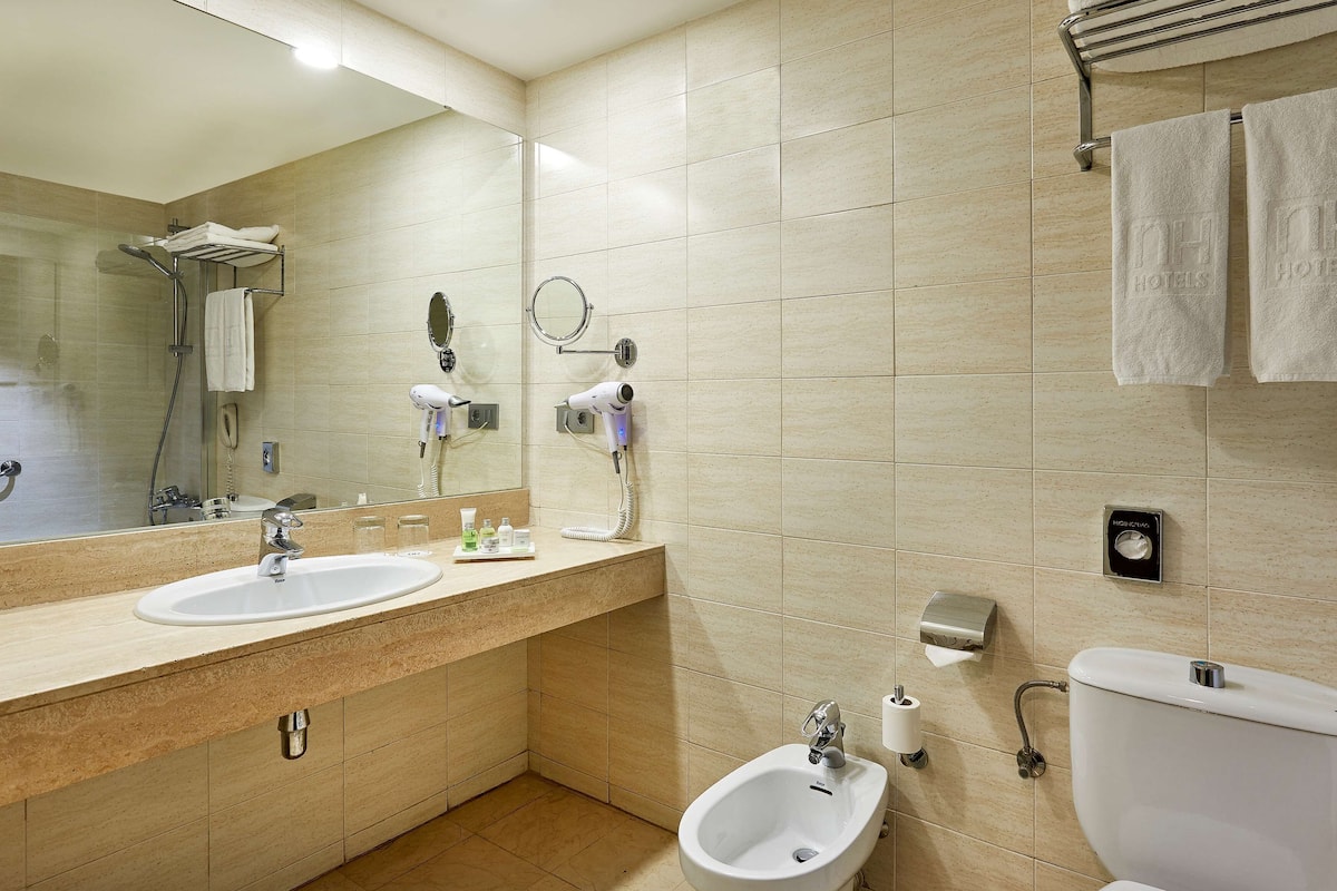 combined shower/bathtub, eco-friendly toiletries, hair dryer, towels