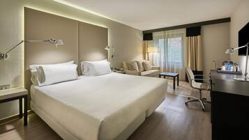 Minibar, caja fuerte, escritorio y cortinas opacas