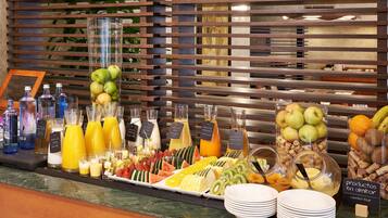 Se ofrece un desayuno bufé (14 EUR por persona)