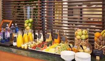 Se ofrece un desayuno bufé (14 EUR por persona)