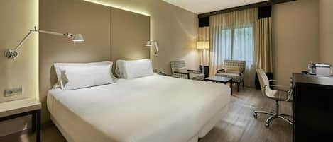 Minibar, värdeförvaringsskåp på rummet och skrivbord