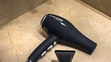 Kombinert dusj/badekar, miljøvennlige toalettsaker, hårføner og håndklær