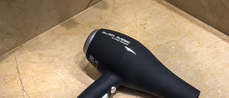 Kombinert dusj/badekar, miljøvennlige toalettsaker, hårføner og håndklær