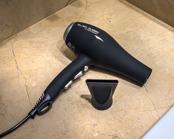 Combined shower/bathtub, eco-friendly toiletries, hair dryer, towels - NH Lleida Pirineos (Lleida)