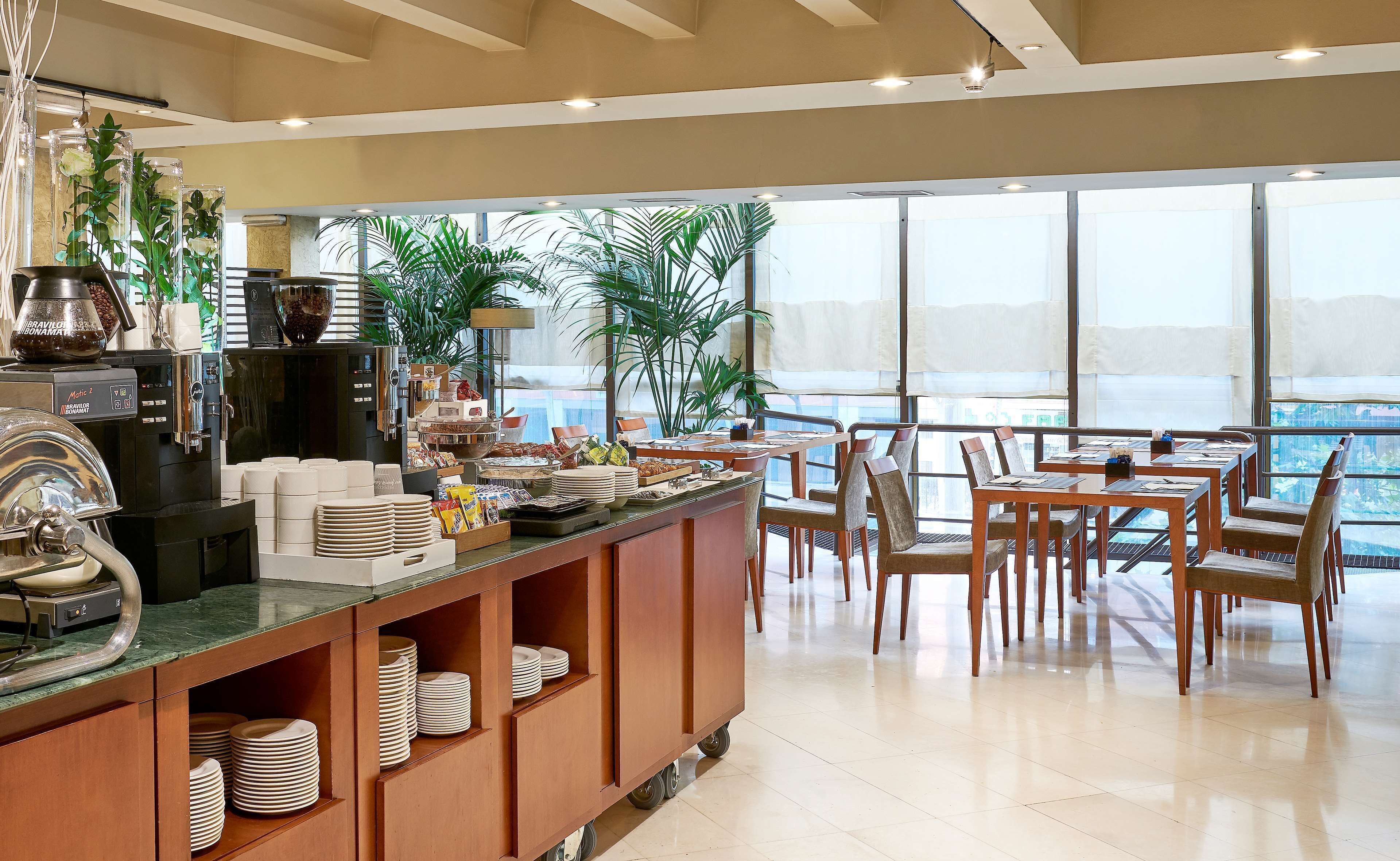 Se ofrece un desayuno bufé (14 EUR por persona)