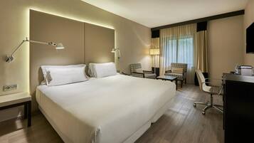 Een minibar, een kluis op de kamer, een bureau, verduisterende gordijnen