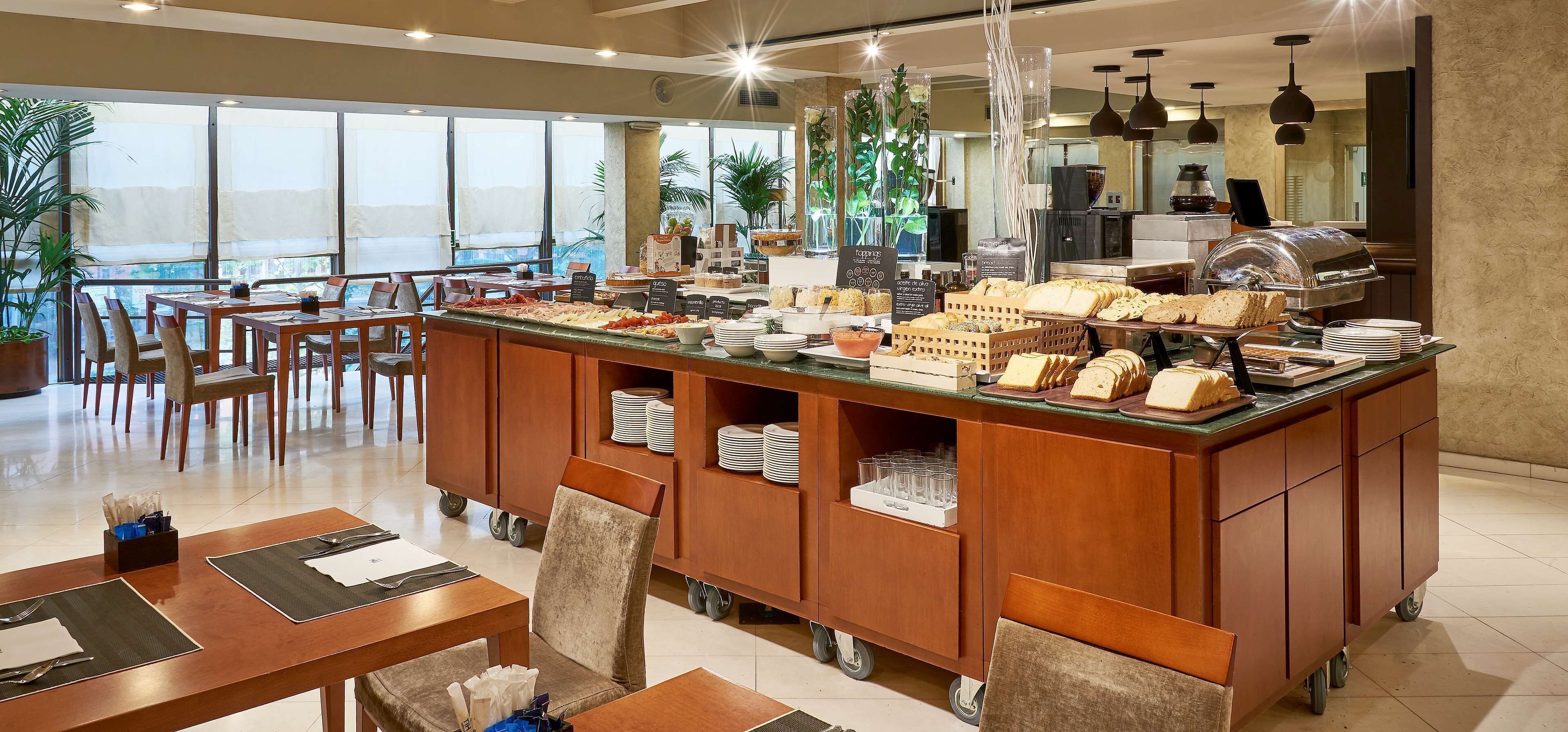 Desayuno buffet diario (EUR 14 por persona)