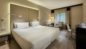 Minibar, in-room safe, desk, blackout curtains - NH Lleida Pirineos (Lleida)