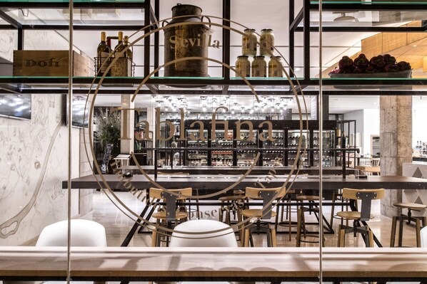 Déjeuner et dîner servis sur place, spécialités Cuisine espagnole