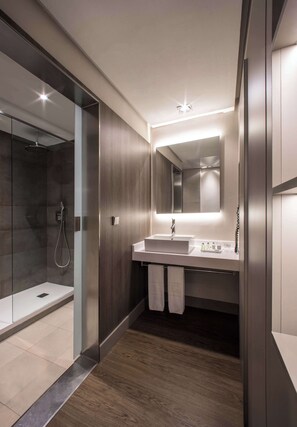 Baignoire relaxante profonde, douche à « effet pluie »