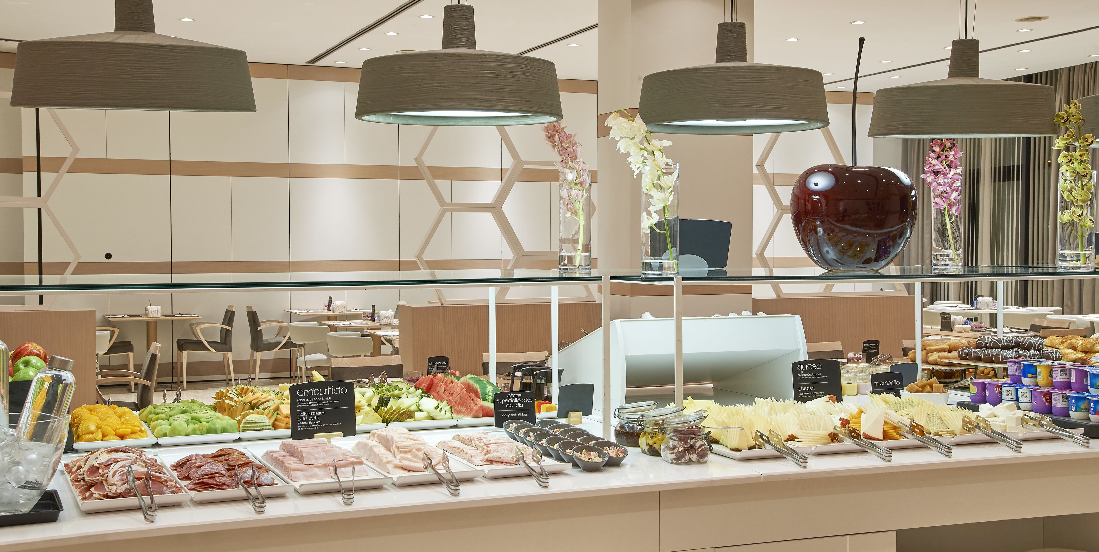 Un buffet con diversi cibi e un angolo caffè.