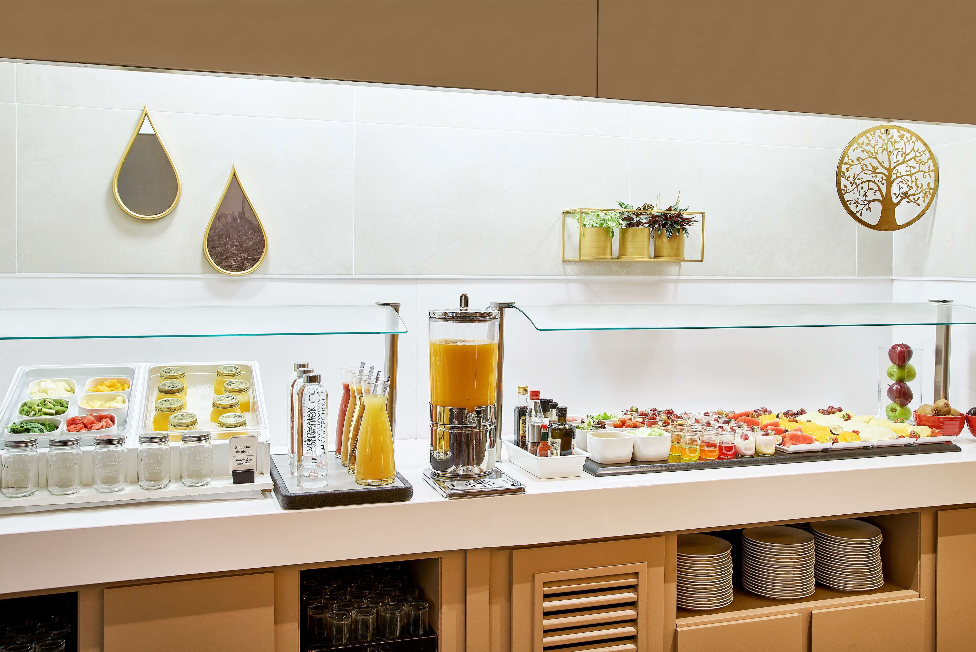 Un'attrezzatura per buffet con diversi cibi, un erogatore di succo e elementi decorativi a parete.