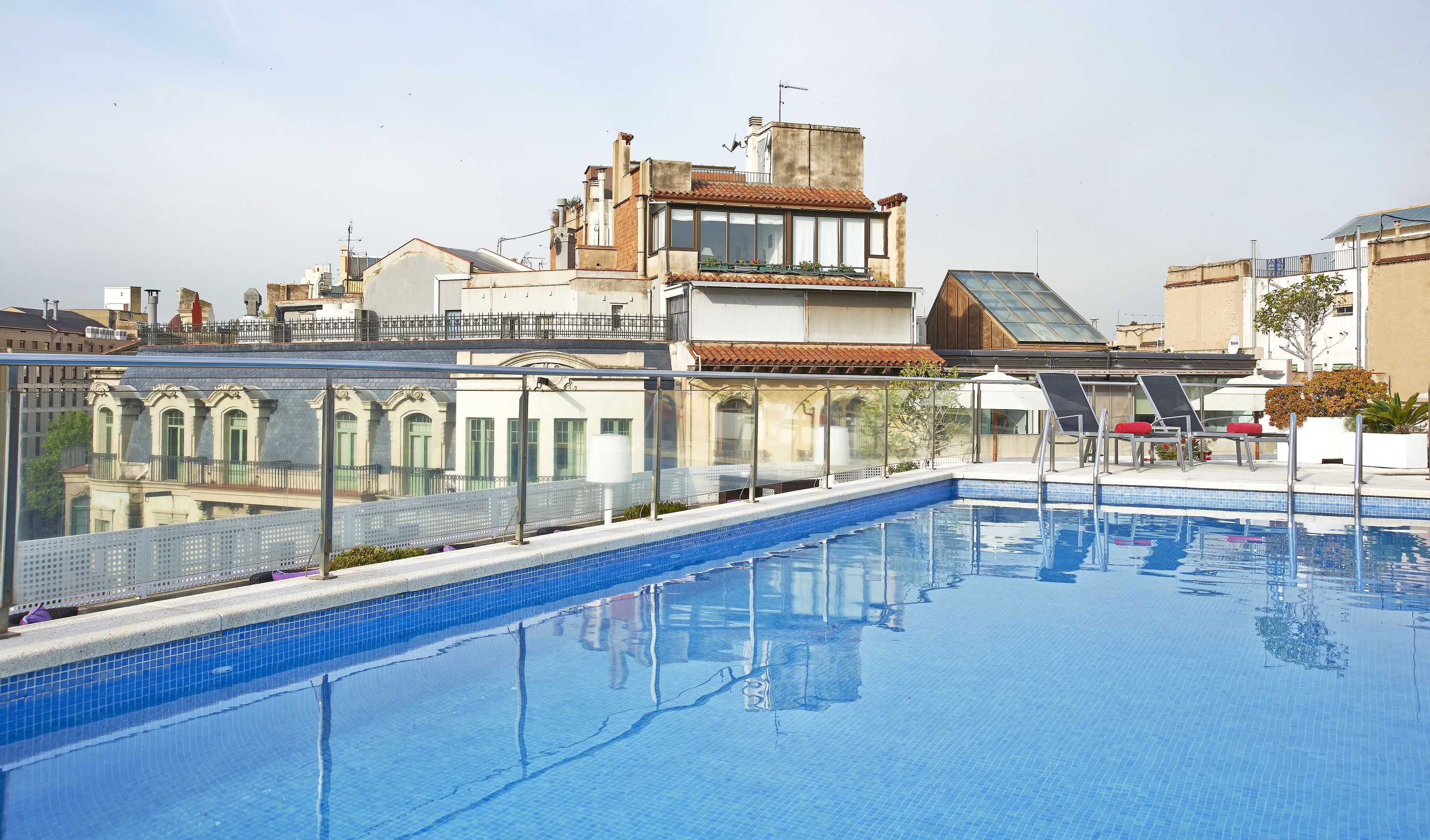 สระว่ายน้ำกลางแจ้ง, ร่มริมสระว่ายน้ำ, เก้าอี้อาบแดดริมสระ