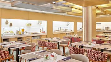 Se ofrece un desayuno bufé todos los días (por un coste adicional)