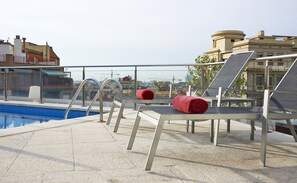 Ulkouima-allas, aurinkovarjoja, aurinkotuoleja