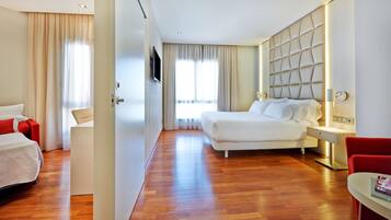 أغطية فراش متميزة وميني بار وخزنة داخل الغرفة ومكتب