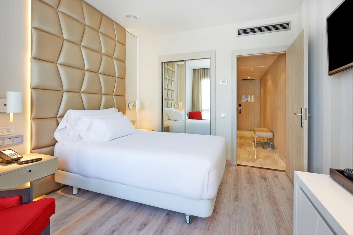 Ylelliset vuodevaatteet, minibaari, tallelokero huoneessa, työpöytä