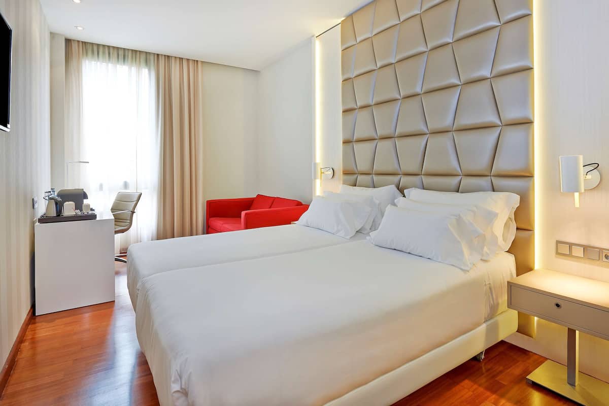 Ylelliset vuodevaatteet, minibaari, tallelokero huoneessa, työpöytä