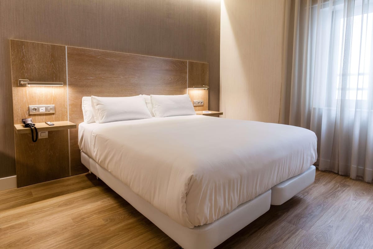 Minibar, Zimmersafe, Schreibtisch, Verdunkelungsvorhänge