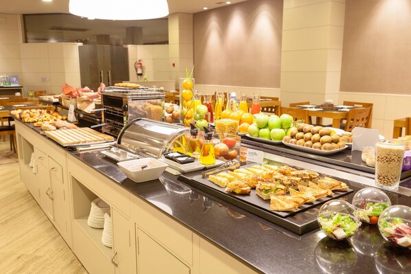 Buffet déjeuner servi tous les jours en supplément