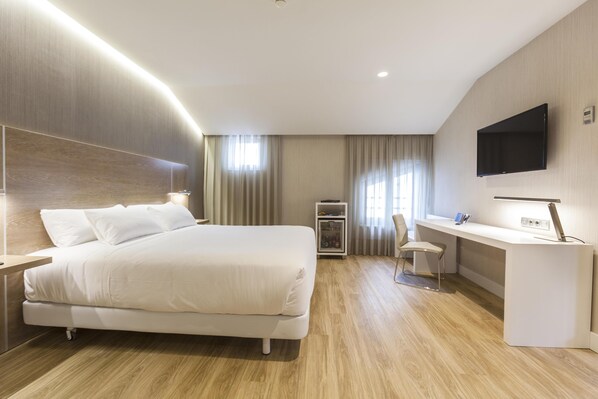 Minibar, caixa forta a l'habitació, escriptori i cortines opaques 