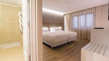 Minibar, caja de seguridad en la habitación y escritorio