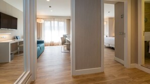 Minibar, safe på rommet, skrivebord og blendingsgardiner