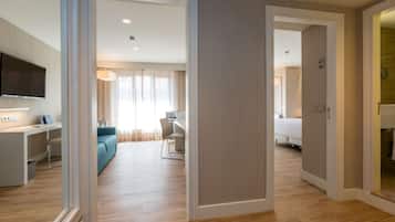 Minibar, caja de seguridad en la habitación y escritorio
