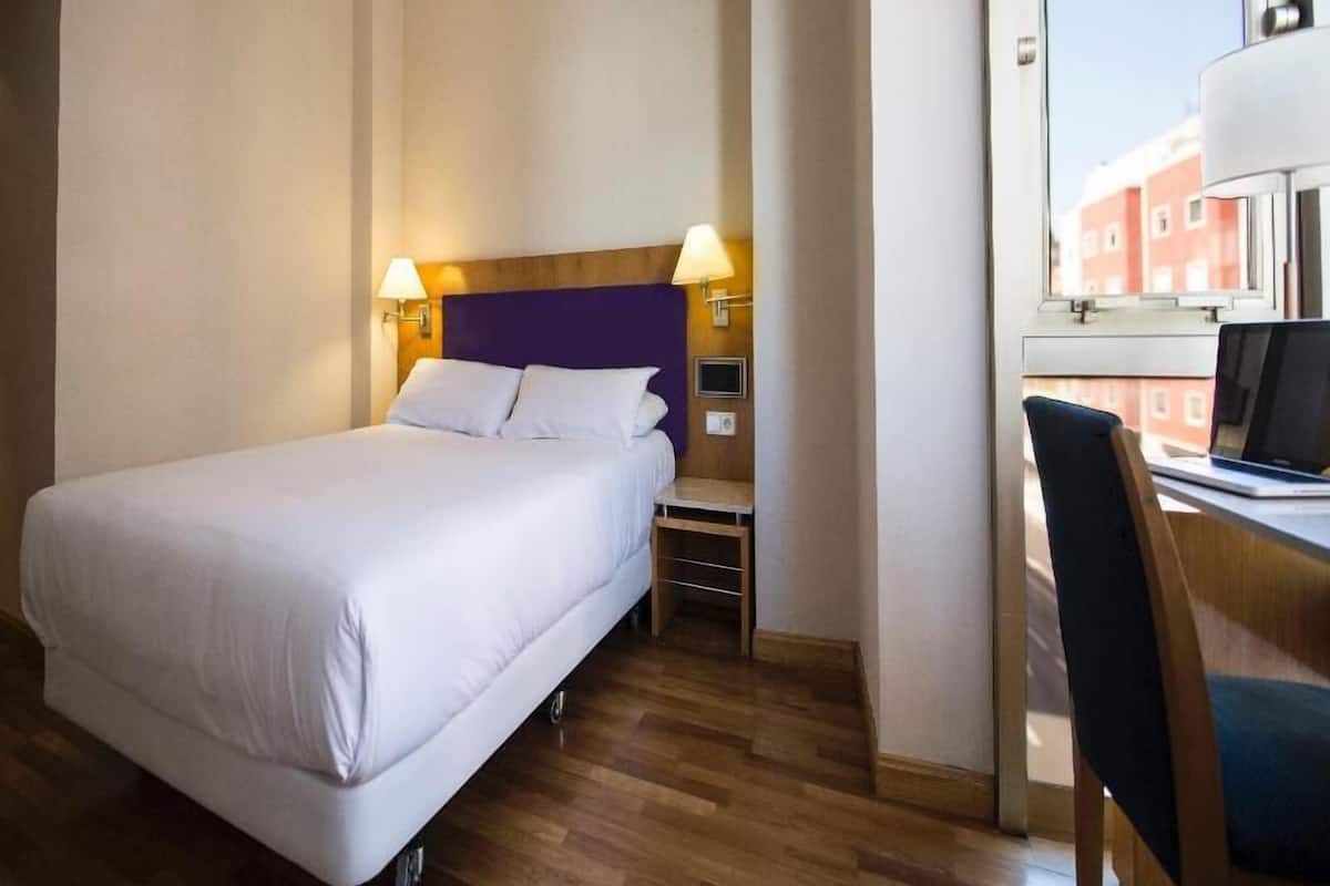 Minibar, escritorio, sistema de insonorización y wifi gratis